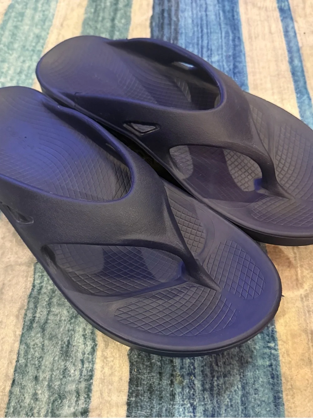 OOFOS Men's Dark Navy Blue Recovery Flip-Flops